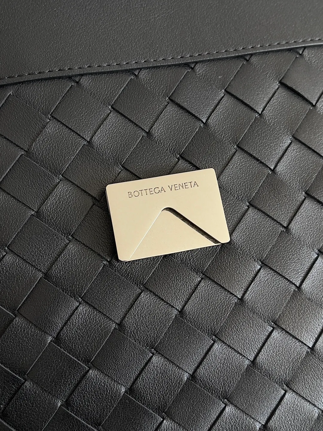 Batch 2460 BOTTEGA VENETA 2025 new men's ANDIAMO backpack Bottega Veneta's main recommendation is undoubtedly Andiamo. The first new favorite of 2025 is a men's splayed buckle bag. It can be seen that the designer has used many small ideas. The detachable cross-body strap is very convenient for elite office workers to carry their work diary. Reduce the burden on your hands when carrying office supplies. The interior is divided into two large compartments and a small zippered compartment. Unlike the women's model, the compartments here are not detachable. The fixed large single layer also makes it easier to pack lightly when going out to work and avoids the accumulation of too many small items. Style number: 807715 Size: 37*26*13cm